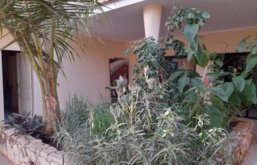 NGUERIGNE : Villa 4 chambres à vendre en R+1 avec piscine