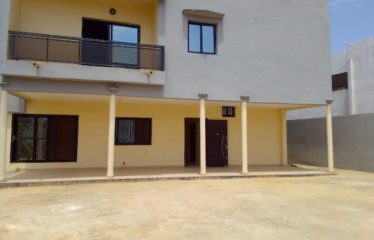 NGAPAROU : Bâtisse originale de 6 chambres à vendre