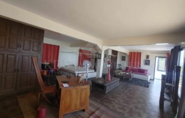 SALY : Grande villa pieds dans l’eau à vendre