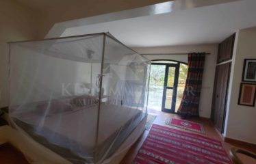 SALY : Grande villa pieds dans l’eau à vendre