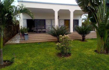 MALICOUNDA : Villa contemporaine 3 chambres avec son jardin luxuriant à vendre