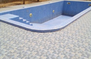 NGAPAROU : Bâtisse originale de 6 chambres à vendre