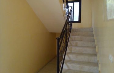 NGAPAROU : Bâtisse originale de 6 chambres à vendre