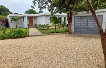 NGAPAROU : Villa coquète neuve 4 chambres avec piscine à vendre