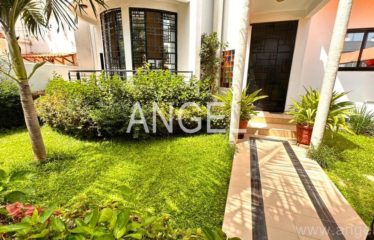 DAKAR ALMADIES : Belle villa de 500m² à louer sur 3 niveaux