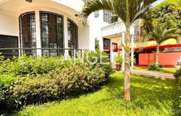 DAKAR ALMADIES : Belle villa de 500m² à louer sur 3 niveaux