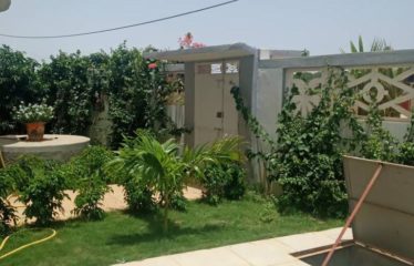 NGAPAROU : Villa R+1 meublée à vendre derrière le Golf de Saly