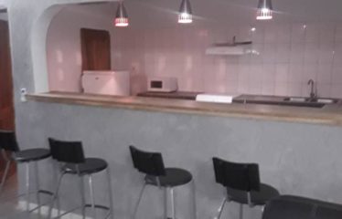 NGAPAROU : Villa R+1 meublée à vendre derrière le Golf de Saly