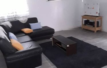 NGAPAROU : Villa R+1 meublée à vendre derrière le Golf de Saly