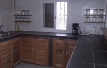 NGAPAROU : Villa R+1 meublée à vendre derrière le Golf de Saly