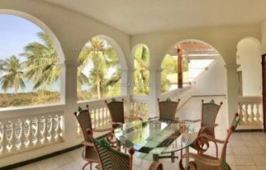 SALY : Belle villa à vendre pieds dans l’eau