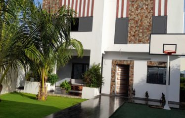 NGAPAROU : Villa contemporaine 6 chambres R+2 à vendre