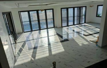 NGAPAROU : Villa moderne de standing R+2 avec piscine à vendre