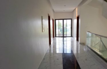 NGAPAROU : Villa moderne de standing R+2 avec piscine à vendre