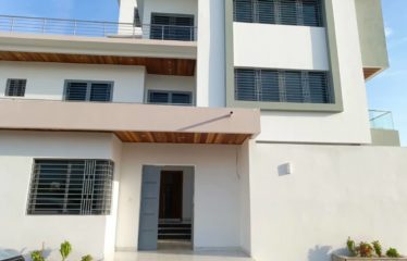 NGAPAROU : Villa moderne de standing R+2 avec piscine à vendre