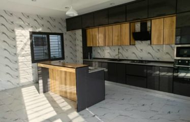 NGAPAROU : Villa moderne de standing R+2 avec piscine à vendre