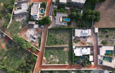 NGAPAROU : Joli terrain à vendre 1419M² clôturé et viabilisé