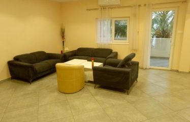 NGAPAROU : Grande villa de standing avec piscine à vendre