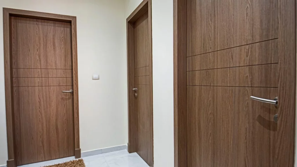 des portes en bois dans une maison sénégalaise