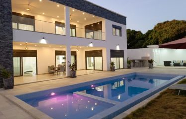 NGAPAROU : Villa contemporaine de standing en R+1 avec piscine à vendre