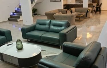 NGAPAROU : Villa contemporaine de standing en R+1 avec piscine à vendre