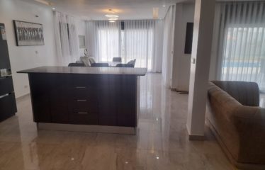 NGAPAROU : Villa contemporaine de standing en R+1 avec piscine à vendre