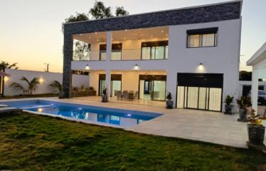 NGAPAROU : Villa contemporaine de standing en R+1 avec piscine à vendre