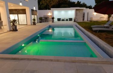 NGAPAROU : Villa contemporaine de standing en R+1 avec piscine à vendre