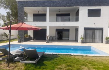 NGAPAROU : Villa contemporaine de standing en R+1 avec piscine à vendre