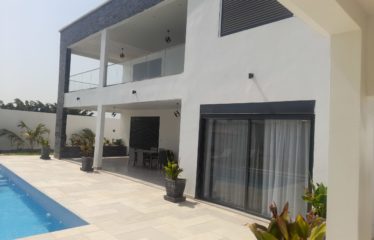 NGAPAROU : Villa contemporaine de standing en R+1 avec piscine à vendre