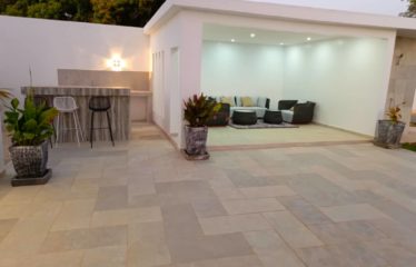 NGAPAROU : Villa contemporaine de standing en R+1 avec piscine à vendre