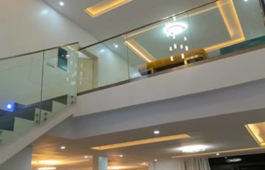 NGAPAROU : Villa contemporaine de standing en R+1 avec piscine à vendre