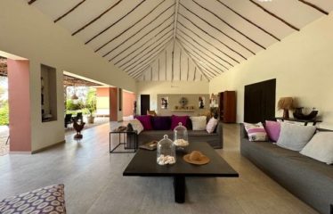 WARANG : Sur la Petite Côte du Sénégal Superbe domaine de 550M² habitables sur un terrain d’environ 5000M²