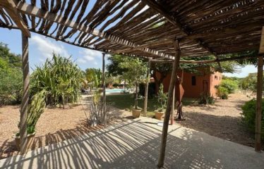 WARANG : Sur la Petite Côte du Sénégal Superbe domaine de 550M² habitables sur un terrain d’environ 5000M²