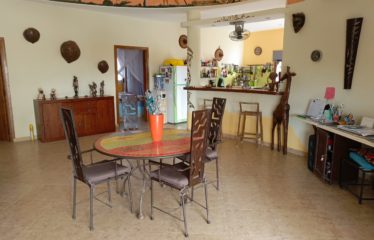 LA SOMONE : Villa au charme afro accompagnée de sa dépendance et de son studio à vendre