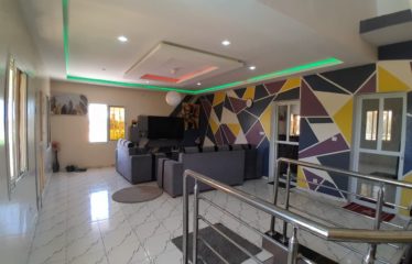 SALY : Belle villa R+1 située à Saly à vendre proche commerces et écoles,