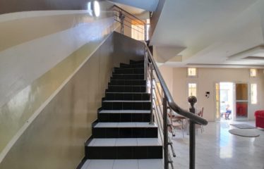 SALY : Belle villa R+1 située à Saly à vendre proche commerces et écoles,