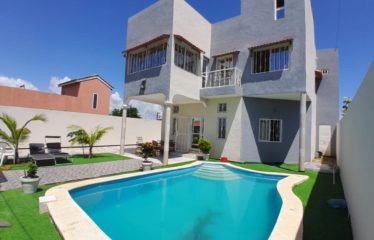 SALY : Belle villa R+1 située à Saly à vendre proche commerces et écoles,