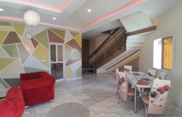 SALY : Belle villa R+1 située à Saly à vendre proche commerces et écoles,