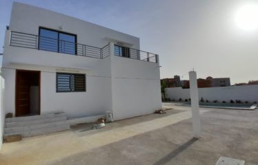 SALY : Villa R+1 construite en 2022 proche de l’Institut Diambars à vendre