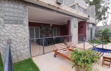 NGAPAROU : Villa R+1 située proche de Saly Center à vendre