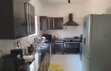 NGUERIGNE : Vaste propriété en forme de U avec grand patio à vendre