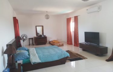 NGUERIGNE : Vaste propriété en forme de U avec grand patio à vendre