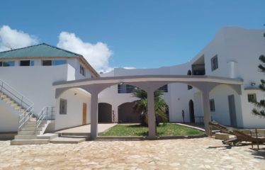 NGUERIGNE : Vaste propriété en forme de U avec grand patio à vendre