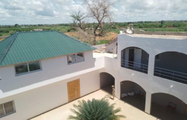 NGUERIGNE : Vaste propriété en forme de U avec grand patio à vendre