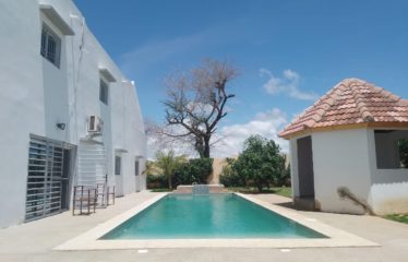 NGUERIGNE : Vaste propriété en forme de U avec grand patio à vendre