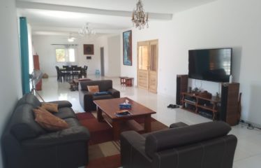 NGUERIGNE : Vaste propriété en forme de U avec grand patio à vendre