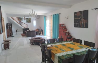 NGUERIGNE : Vaste propriété en forme de U avec grand patio à vendre