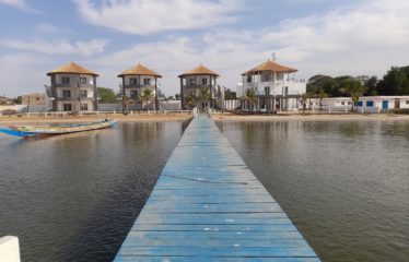 NDANGANE : Hôtel composé de 4 cases (à aménager) pieds dans l’eau à vendre