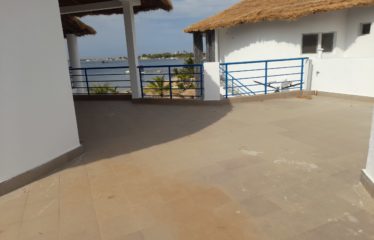 NDANGANE : Hôtel composé de 4 cases (à aménager) pieds dans l’eau à vendre